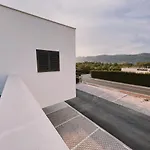 Dawn & Dusk - Modern Two Bedroom With Mountain Views Apartment
