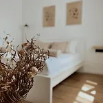 Dawn & Dusk - Modern Two Bedroom With Mountain Views Apartment Čilipi