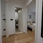 Dawn & Dusk - Modern Two Bedroom With Mountain Views Apartment