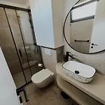 Dawn & Dusk - Modern Two Bedroom With Mountain Views Apartment