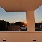 Dawn & Dusk - Modern Two Bedroom With Mountain Views Apartment *