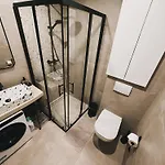 Dawn & Dusk - Modern Two Bedroom With Mountain Views Apartment *