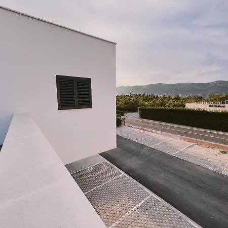 Dawn & Dusk - Modern Two Bedroom With Mountain Views Apartment