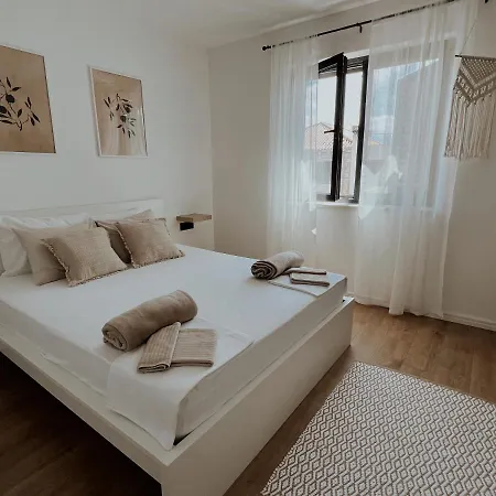 Dawn & Dusk - Modern Two Bedroom With Mountain Views *