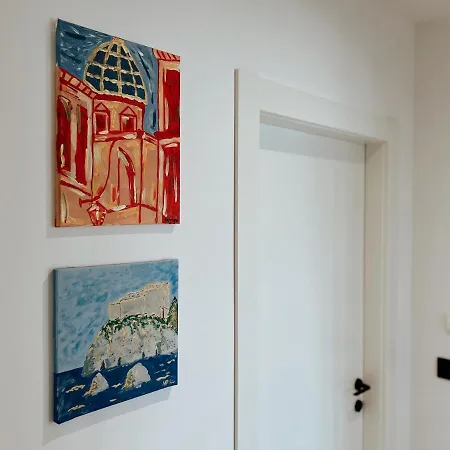 Dawn & Dusk - Modern Two Bedroom With Mountain Views Apartment