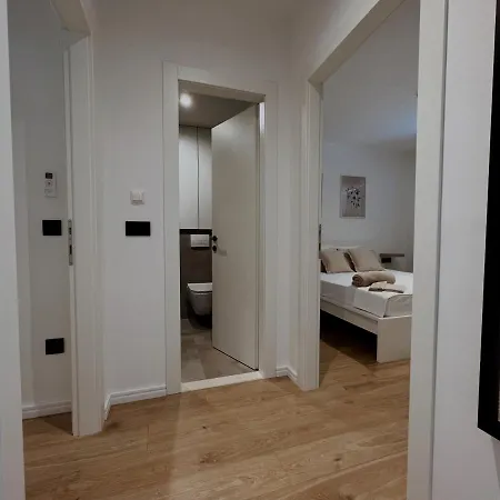 Dawn & Dusk - Modern Two Bedroom With Mountain Views Apartment