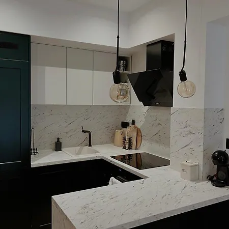 Dawn & Dusk - Modern Two Bedroom With Mountain Views Apartment *