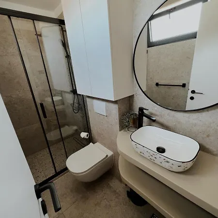 Dawn & Dusk - Modern Two Bedroom With Mountain Views Apartment