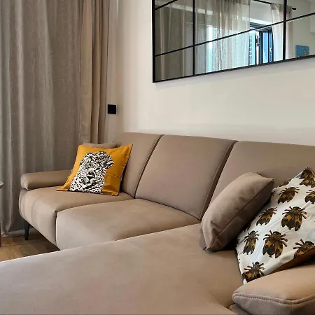 Dawn & Dusk - Modern Two Bedroom With Mountain Views *