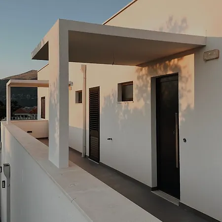 Dawn & Dusk - Modern Two Bedroom With Mountain Views Apartment